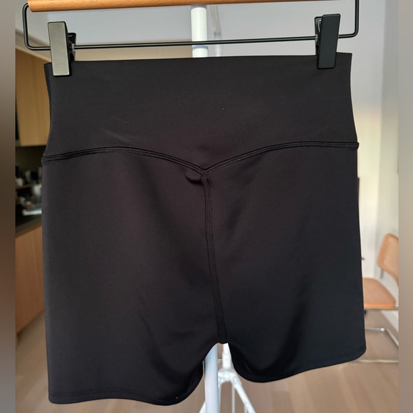 ALO Yoga 5” Airlift Energy Short - Black, Size Medium - Picture 3 of 4